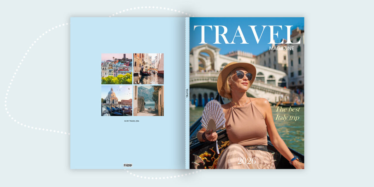Divatmagazint idéző fotókönyv, amelynek világoskék hátterű címlapján egy csatornán ringatózó csónakban ülő nő fotója látható, a címe pedig „TRAVEL”.